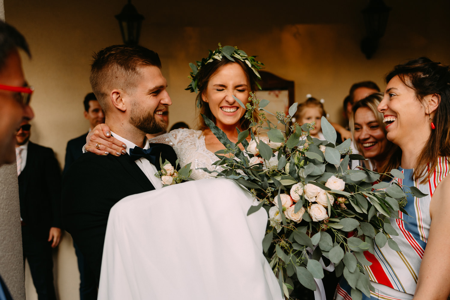 rustykalne wesele pod Warszawą- młoda para przed restauracją "Przepis na kompot" w Żelazowej Woli- Luke Sezeck