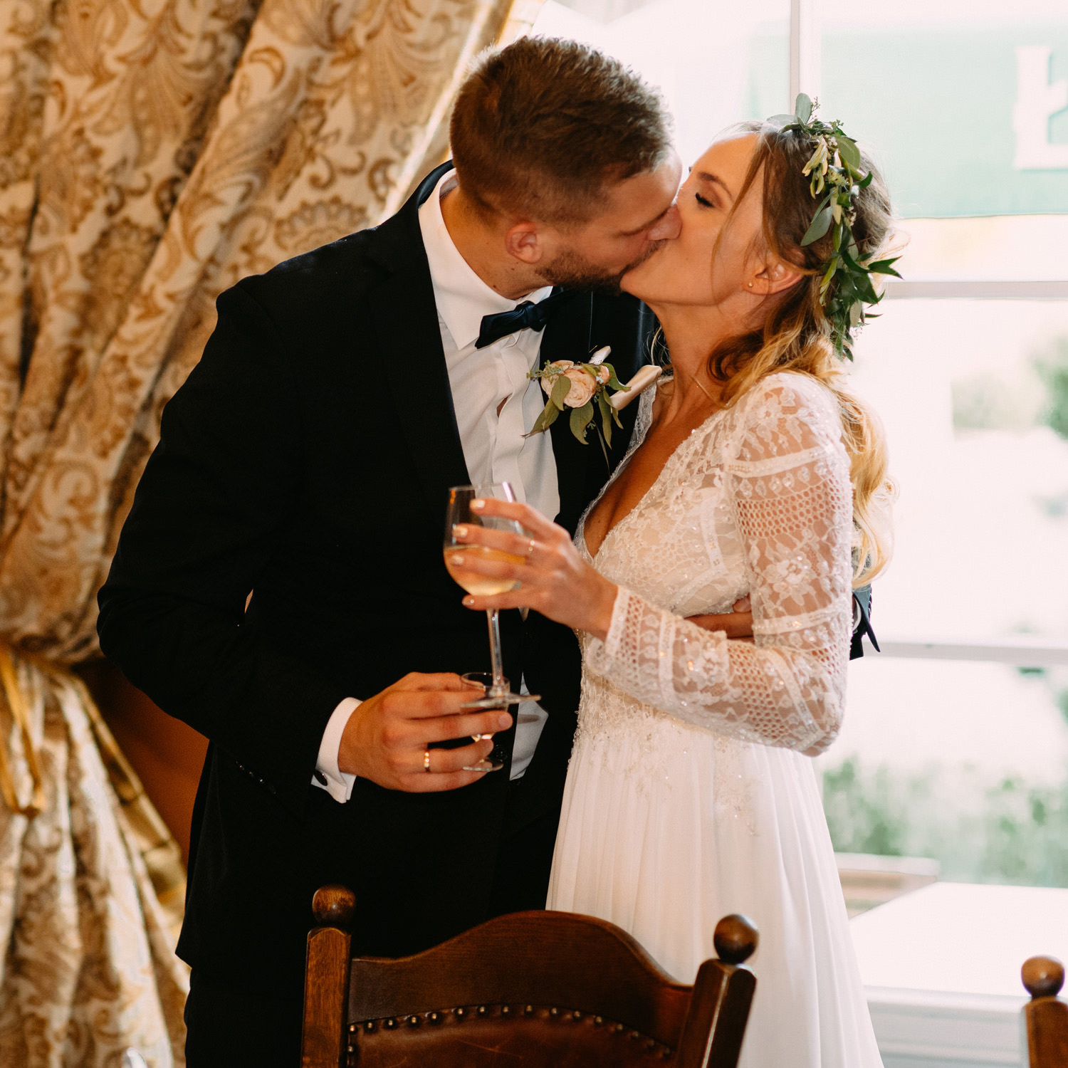 rustykalne wesele pod Warszawą- miłość pary młodej w restauracji "Przepis na kompot" w Żelazowej Woli- Luke Sezeck