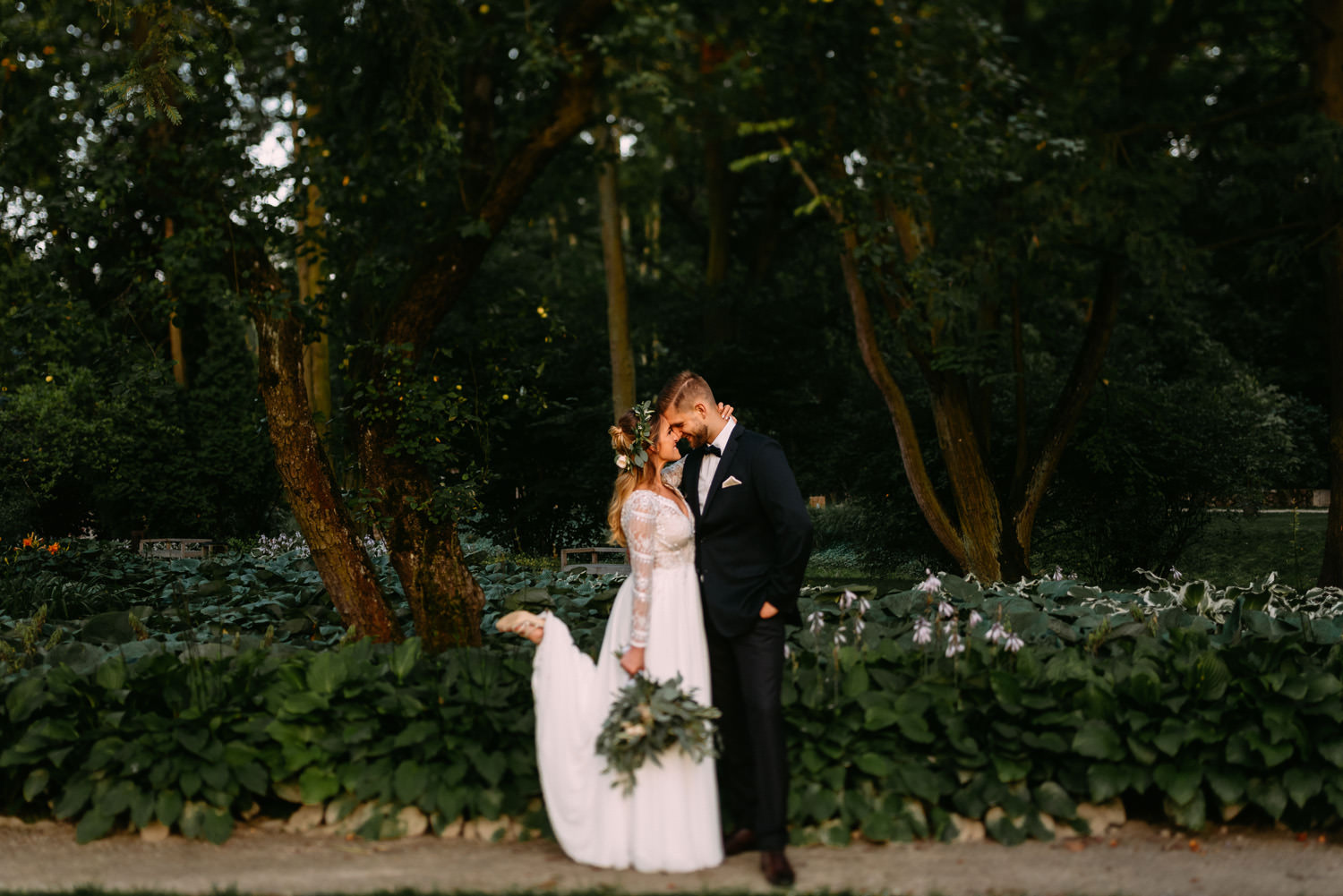 rustykalne wesele- sesja młodej pary w pięknym Parku w Żelazowej Woli- Luke Sezeck fotograf ślubny