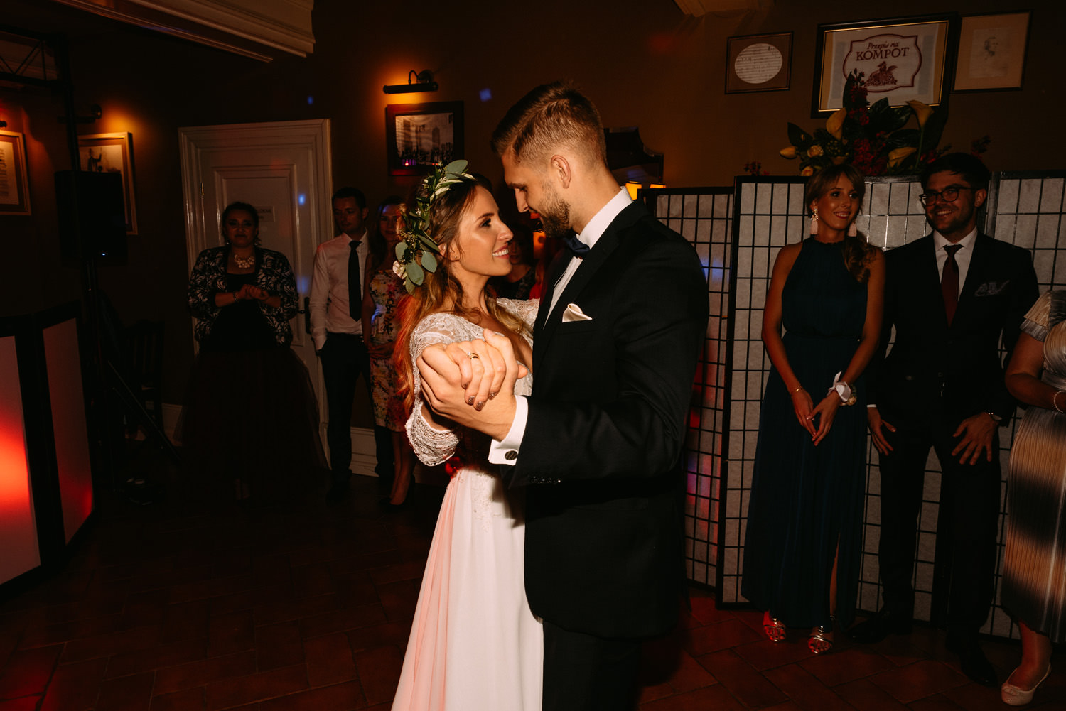 rustykalne wesele pod Warszawą- pierwszy taniec młodej pary w restauracji "Przepis na kompot" w Żelazowej Woli- Luke Sezeck fotograf ślubny