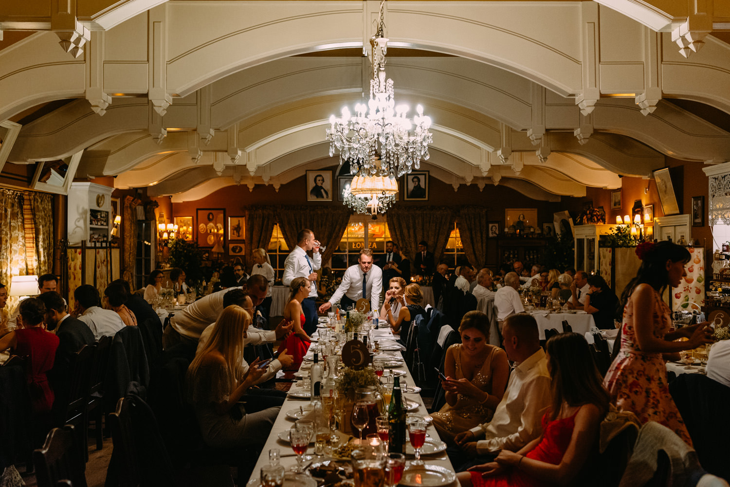 rustykalna sala weselna w restauracji "Przepis na kompot" w Żelazowej Woli- Luke Sezeck fotograf ślubny