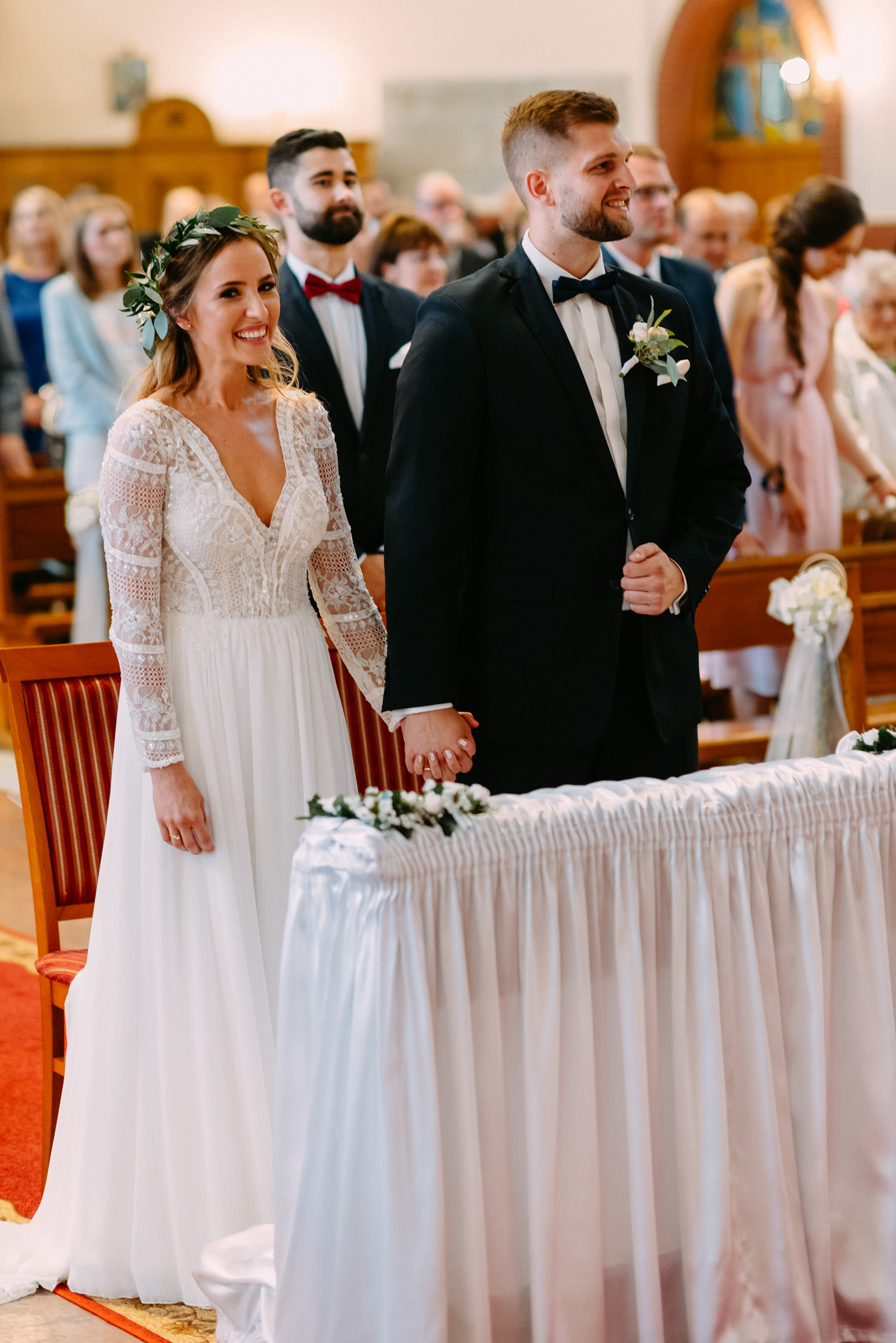 rustykalne wesele pod warszawą- radość nowożeńców tuż po przysiędze- Luke Sezeck