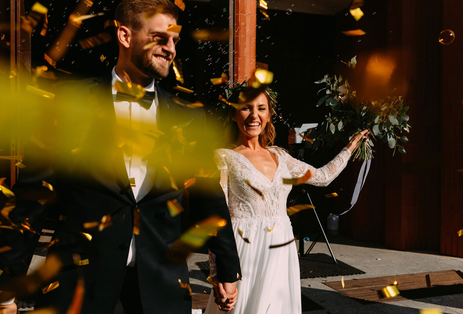 rystykalne wesele pod warszawą- para młoda i radosne wyjście z kościoła- Luke Sezeck 