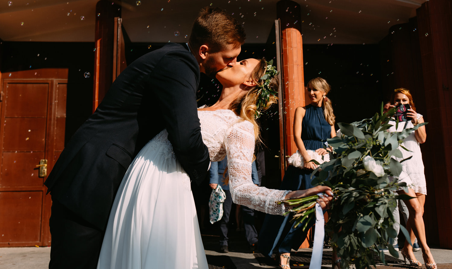 rustykalny ślub pod warszawą- radość nowożeńców tuż po ceremonii ślubnej- Luke Sezeck