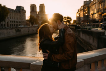engagement session in Paris- sunrise over Notre Dame by Luke Sezeck Paris photographer