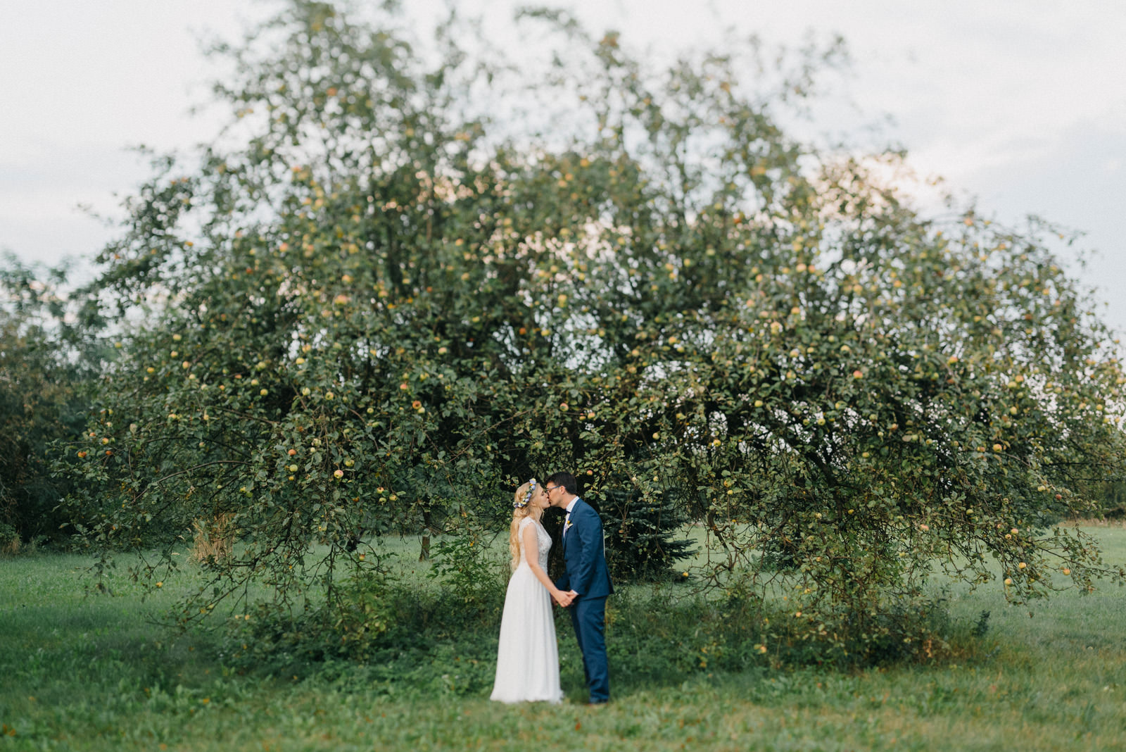 First look w plenerze - Osada Młyńska Oryszew - Luke Sezeck fotografia ślubna