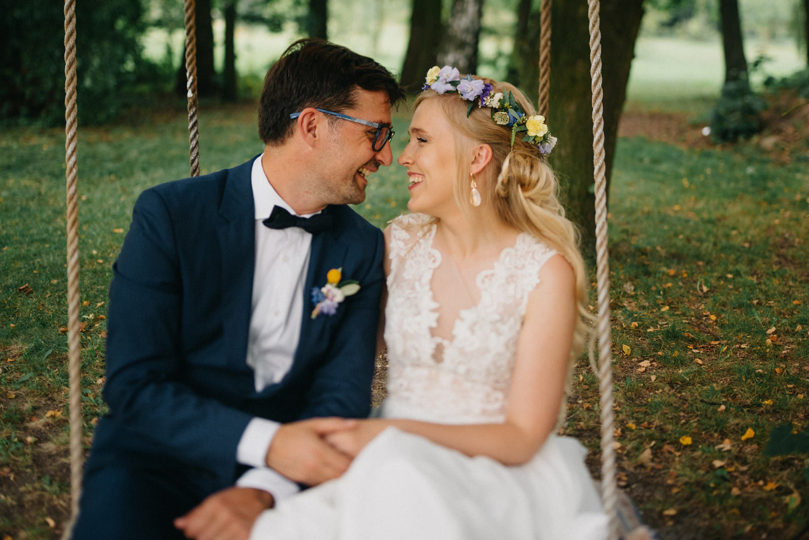 Osada młyńska czyli międzynarodowe wesele w plenerze Oryszew - portret młodej pary - Luke Sezeck fotografia