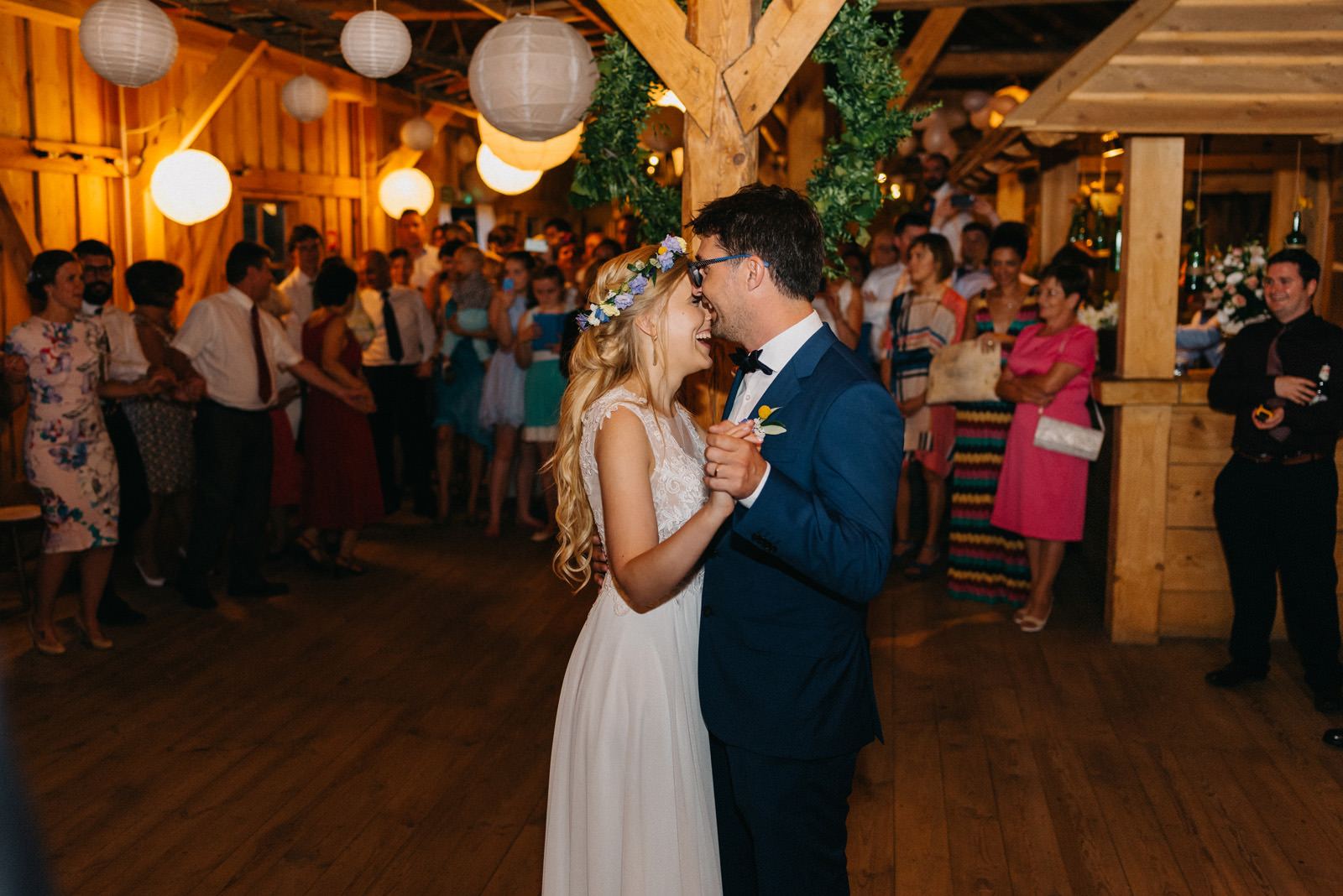 Wesele w stodole- Osada Młyńska Oryszew- pierwszy taniec- Luke Sezeck fotografia ślubna