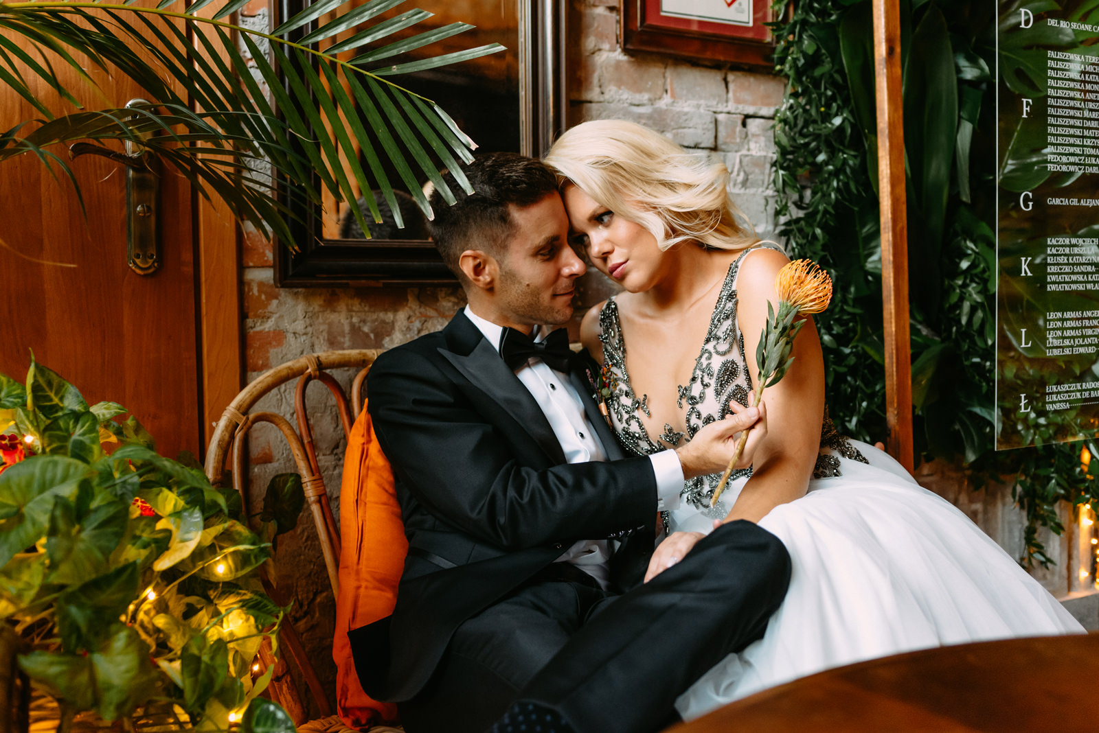 portret młodej pary w stylu tropical boho w reducie banku polskiego w Warszawie
